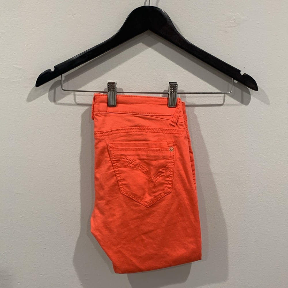 Jolt salmon color capri